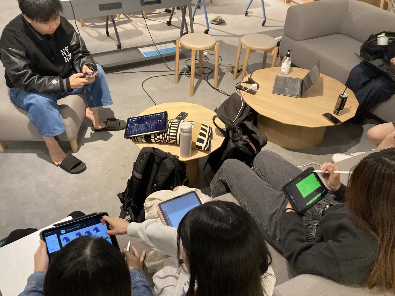 作画チーム 作業中